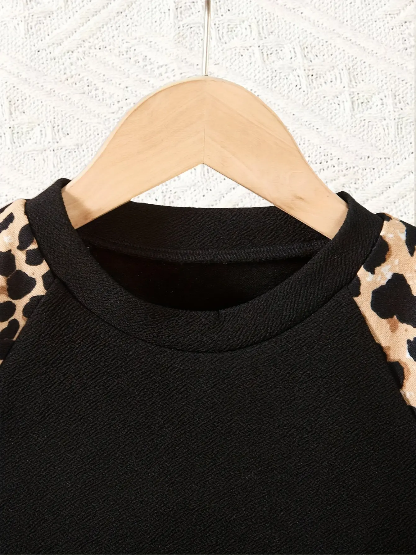 Detail 3 of Girls Leopard Raglan Top and Matching Pants Set by LUNORIANA