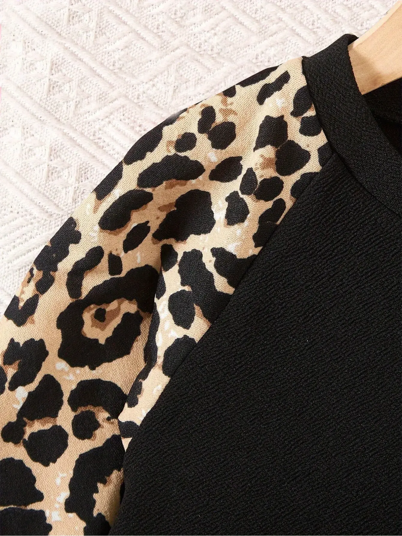 Detail 4 of Girls Leopard Raglan Top and Matching Pants Set by LUNORIANA