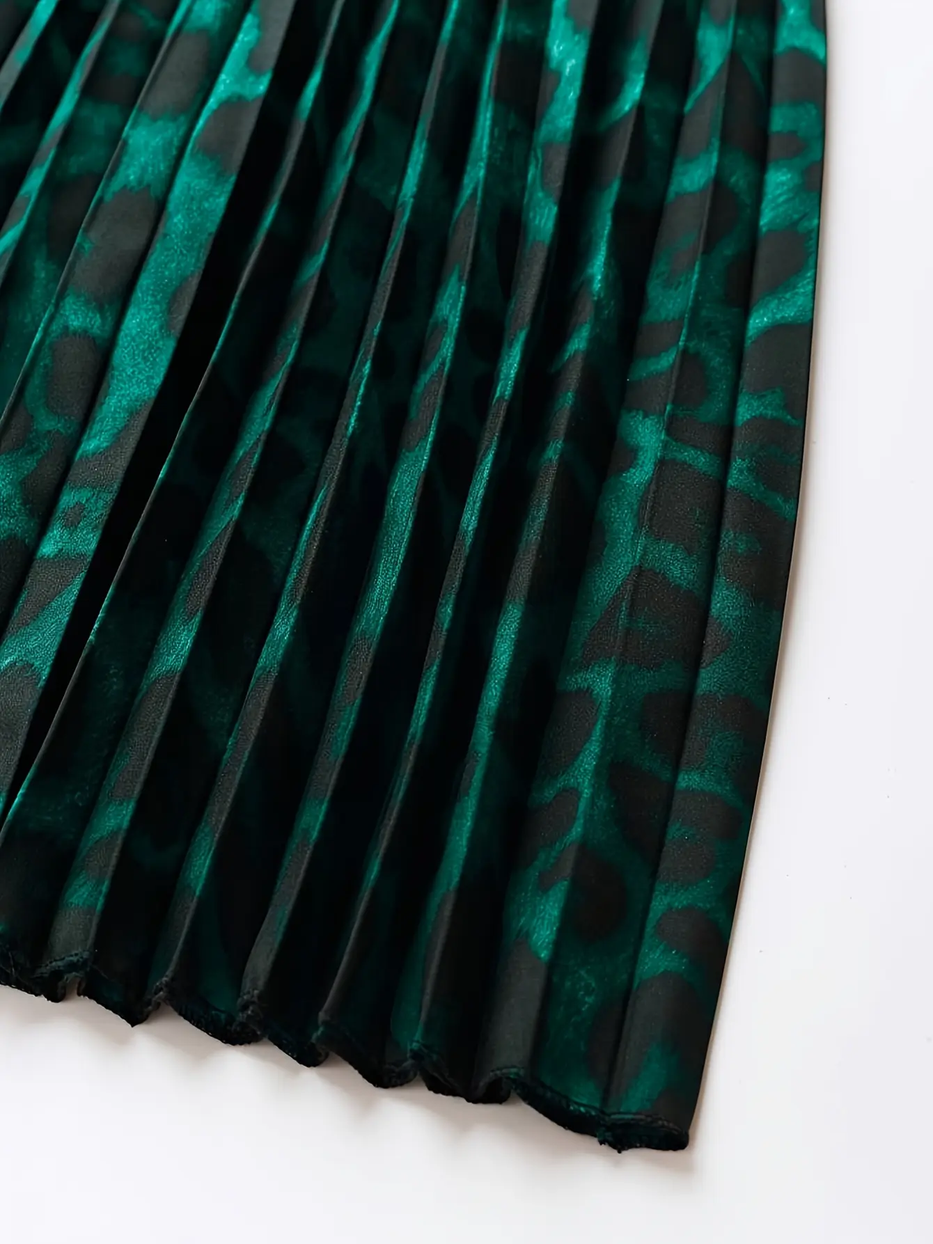 Women’s Leopard Print Pleated Maxi Skirt gallery view